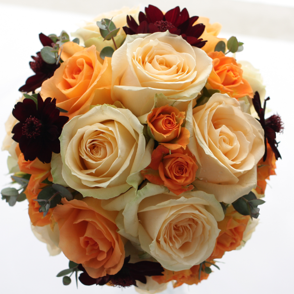 大人っぽいオレンジのラウンドブーケ 花材 バラ チョコレートコスモス ユーカリ等 フローラル メヌエット Menuet